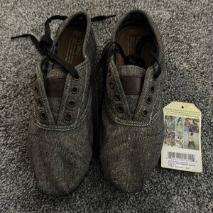 New TOMS women’s metallic cordones. Size 8.5